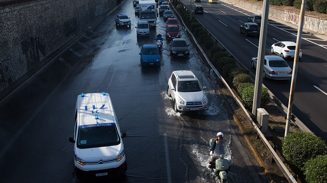 Νερά στον Κηφισό από τον αγωγό της ΕΥΔΑΠ που έσπασε σε γέφυρα