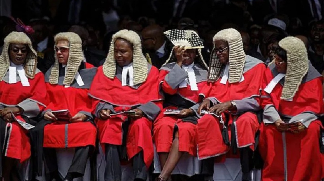 Ζιμπάμπουε: Πρέπει να συνεχίσουν οι δικαστές να φορούν περούκα; Το ερώτημα τέθηκε σε δημόσια διαβούλευση στη χώρα	