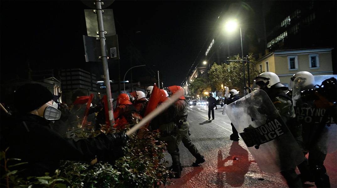 Διαδηλωτές πέταξαν μπογιές στους άνδρες των ΜΑΤ οι οποίοι απάντησαν με χρήση χημικών
