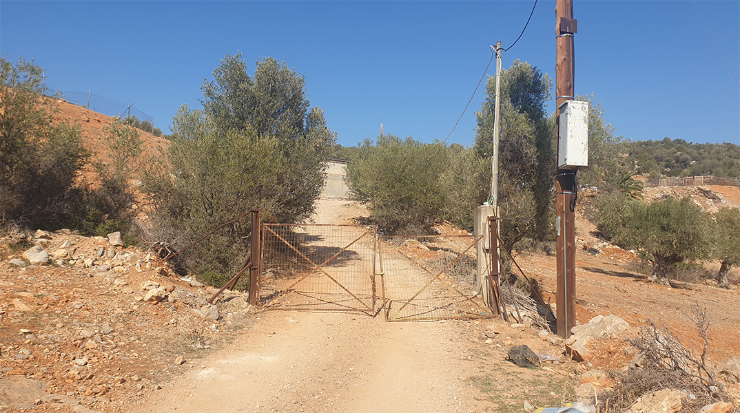 H κτηνοτροφική μονάδα της οικογένειας στη Μάνδρα Αττικής