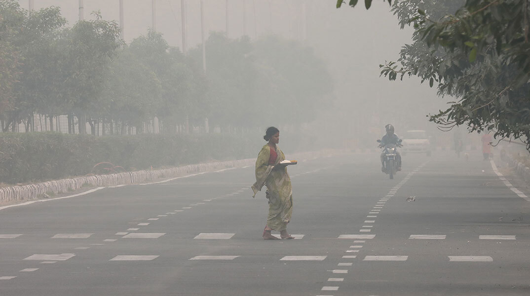 «Ορατότης μηδέν» στο Νέο Δελχί από την ατμοσφαιρική ρύπανση στην πρωτεύουσα της Ινδίας