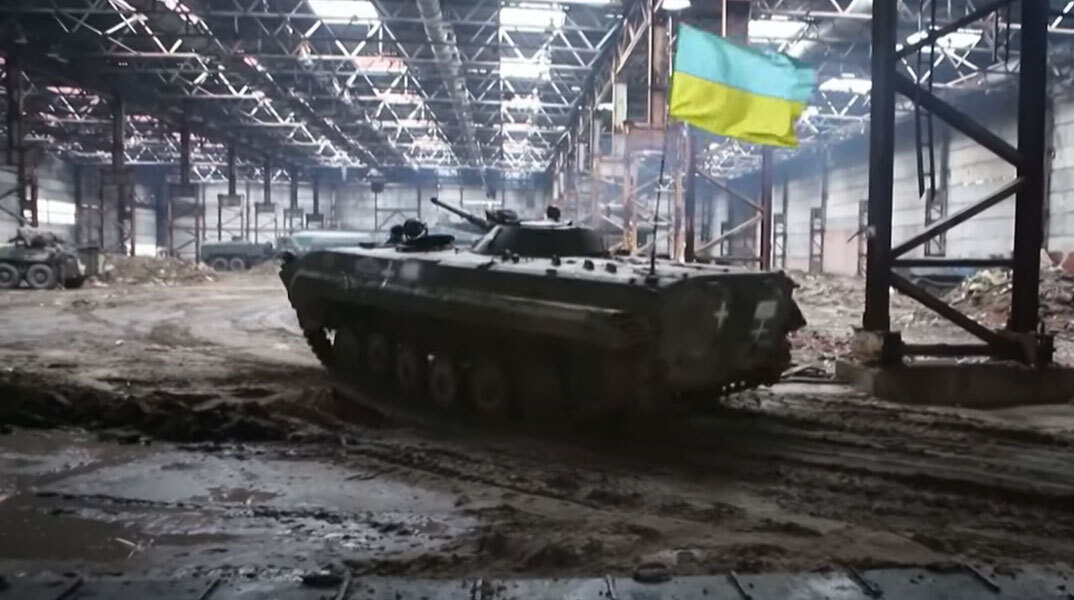 Ρωσικό τανκ με την ουκρανική σημαία μετά τις επισκευές σε αποθήκη από Ουκρανούς μηχανικούς
