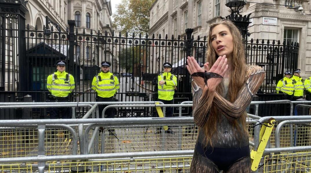 H ακτιβίστρια έξω από την Ντάουνινγκ Στριτ