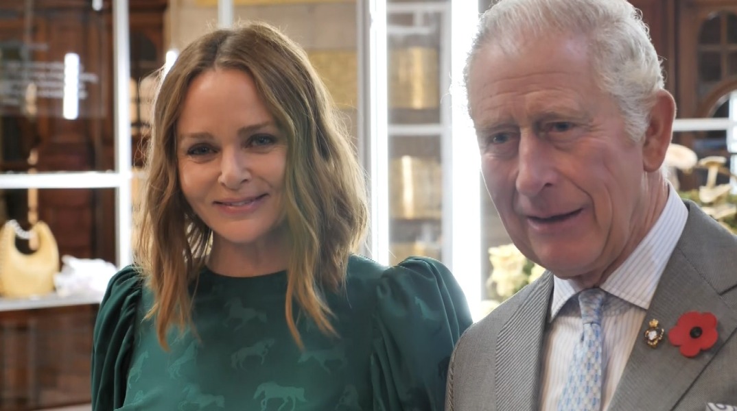 H Στέλλα ΜακΚάρτνει με τον Βασιλιά Κάρολο