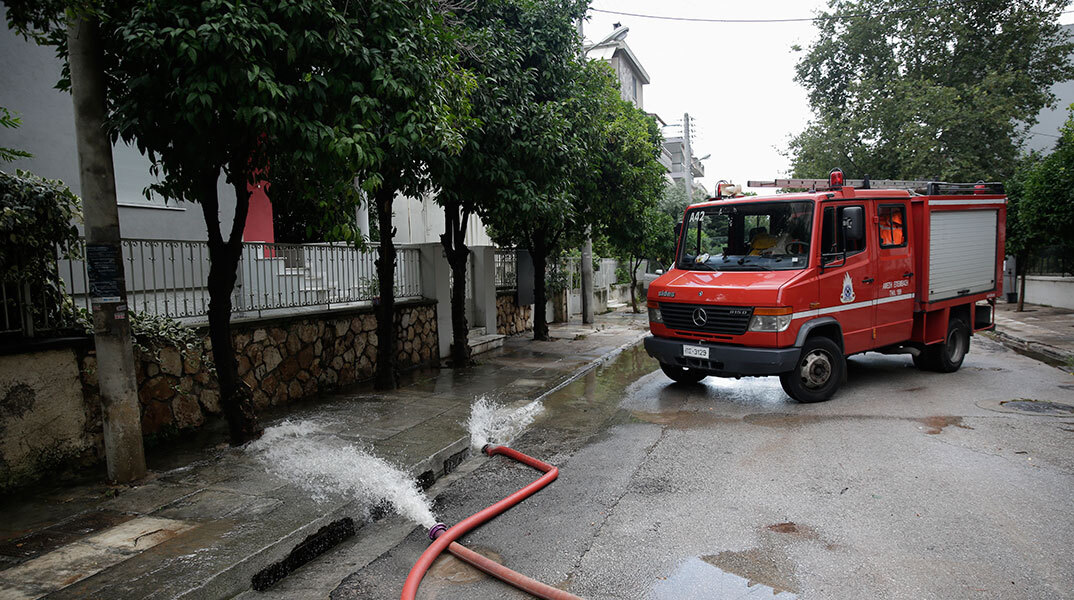 Απάντληση υδάτων από κατοικία μετά την κακοκαιρία στην Αθήνα