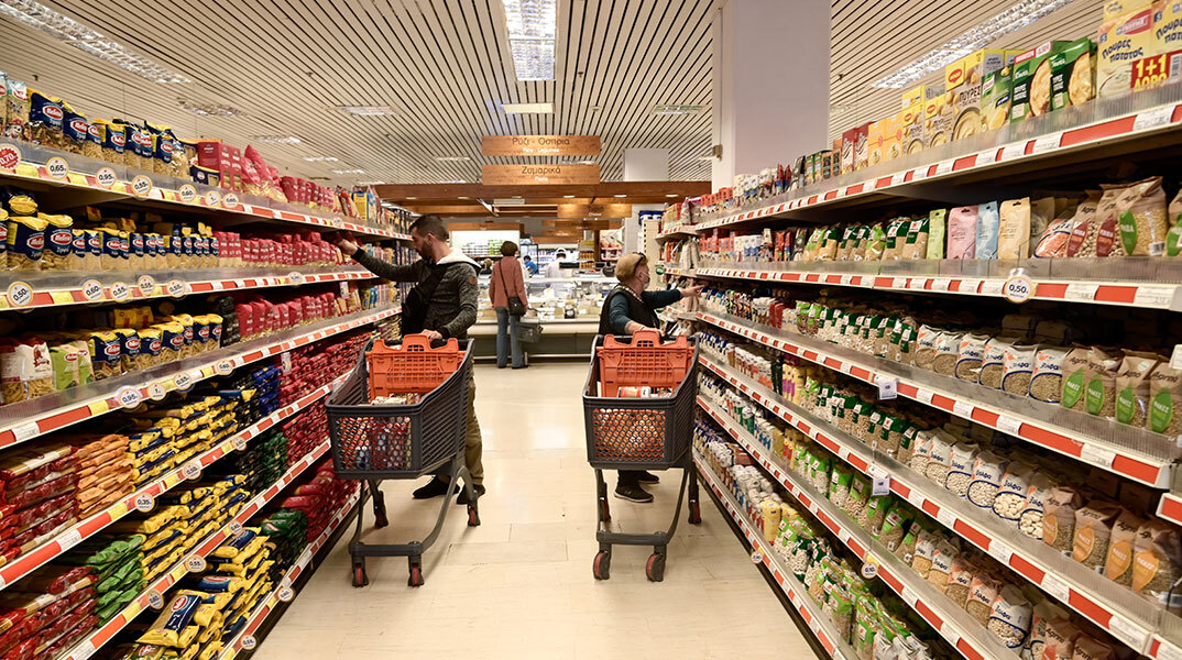 To «καλάθι του νοικοκυριού» εφαρμόζεται στα σούπερ μάρκετ, με τους καταναλωτές να αναζητούν τα προϊόντα