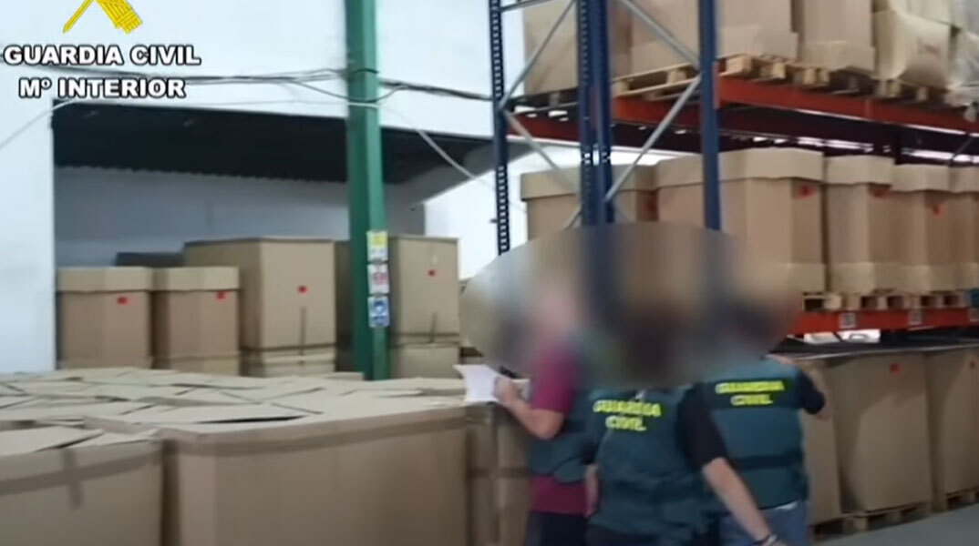 Κιβώτια σε αποθήκη στην Ισπανία με τα πακέτα μαριχουάνας