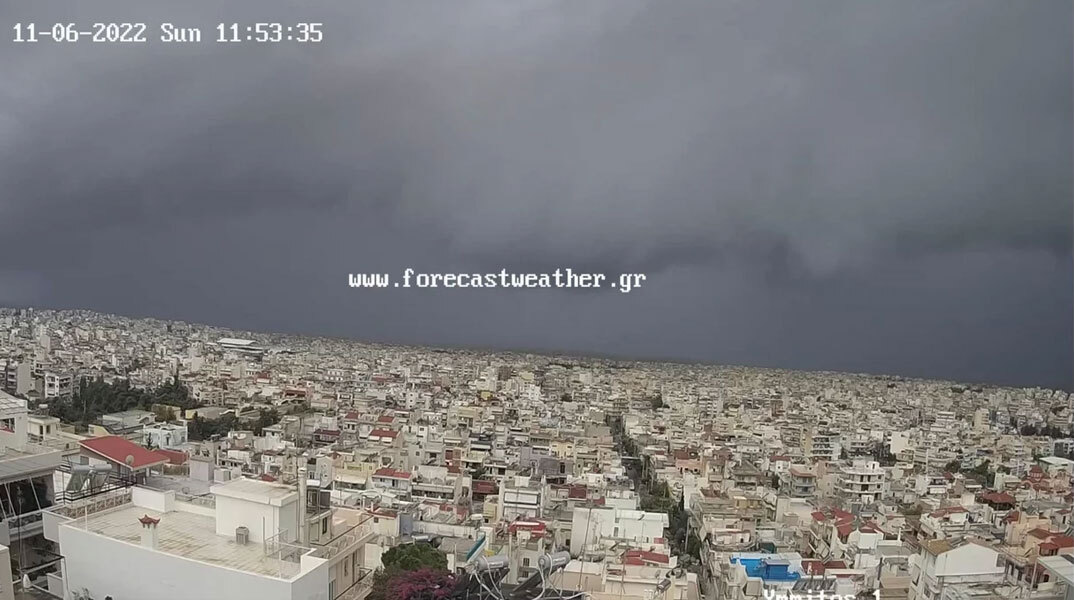 Shelf cloud πάνω από την Αθήνα, καθώς η κακοκαιρία EVA επηρεάζει την Αττική