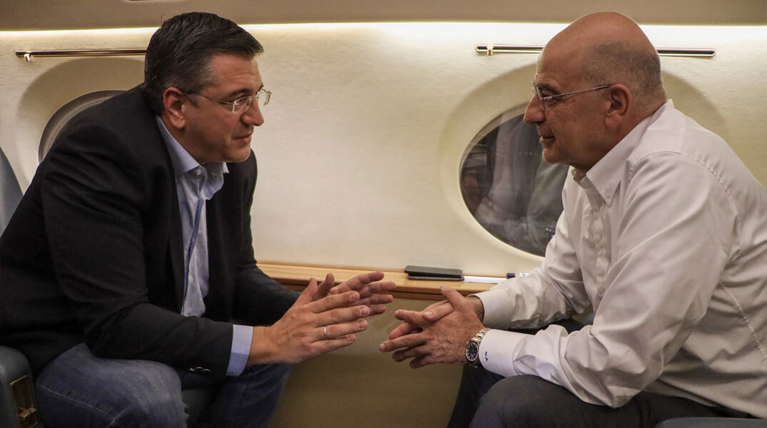 Απόστολος Τζιτζικώστας και Νίκος Δένδιας στο αεροπλάνο της επιστροφής από τη Σμύρνη