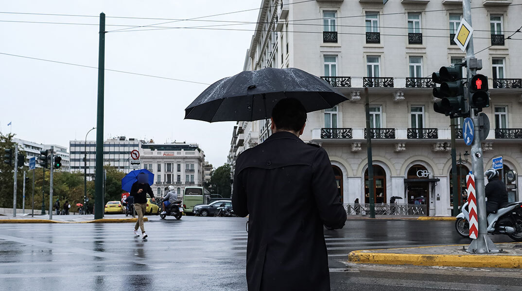 Οι βροχές στην Αττική θα συνεχιστούν σήμερα Κυριακή (6/11), καθώς η κακοκαιρία EVA συνεχίζει να επηρεάζει το Λεκανοπέδιο