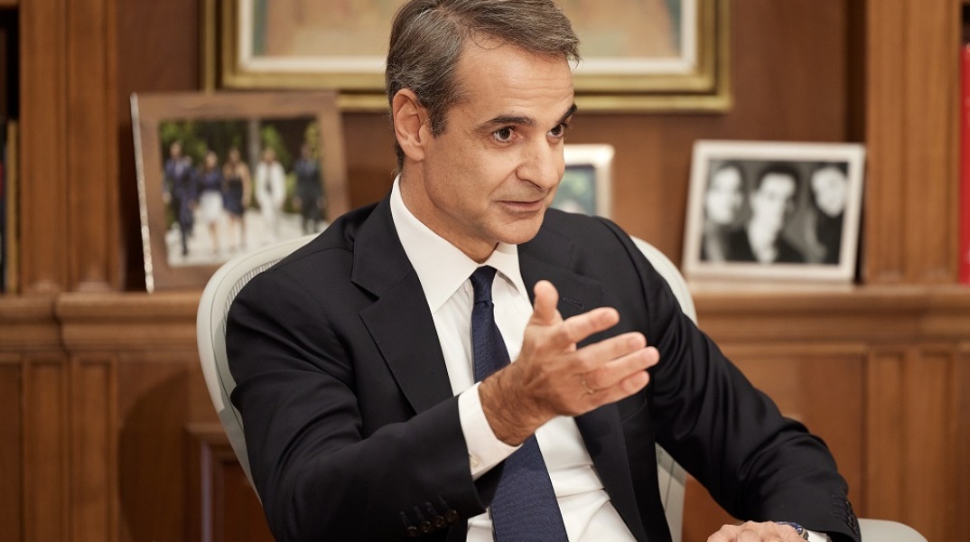 ΣΥΝΕΝΤΕΥΞΗ ΤΟΥ ΠΡΩΘΥΠΟΥΡΓΟΥ ΚΥΡΙΑΚΟΥ ΜΗΤΣΟΤΑΚΗ ΣΤΟΝ ΝΙΚΟ ΧΑΤΖΗΝΙΚΟΛΑΟΥ (ΔΗΜΗΤΡΗΣ ΠΑΠΑΜΗΤΣΟΣ/ΓΡΑΦΕΙΟ ΤΥΠΟΥ ΠΡΩΘΥΠΟΥΡΓΟΥ/EUROKINISSI)