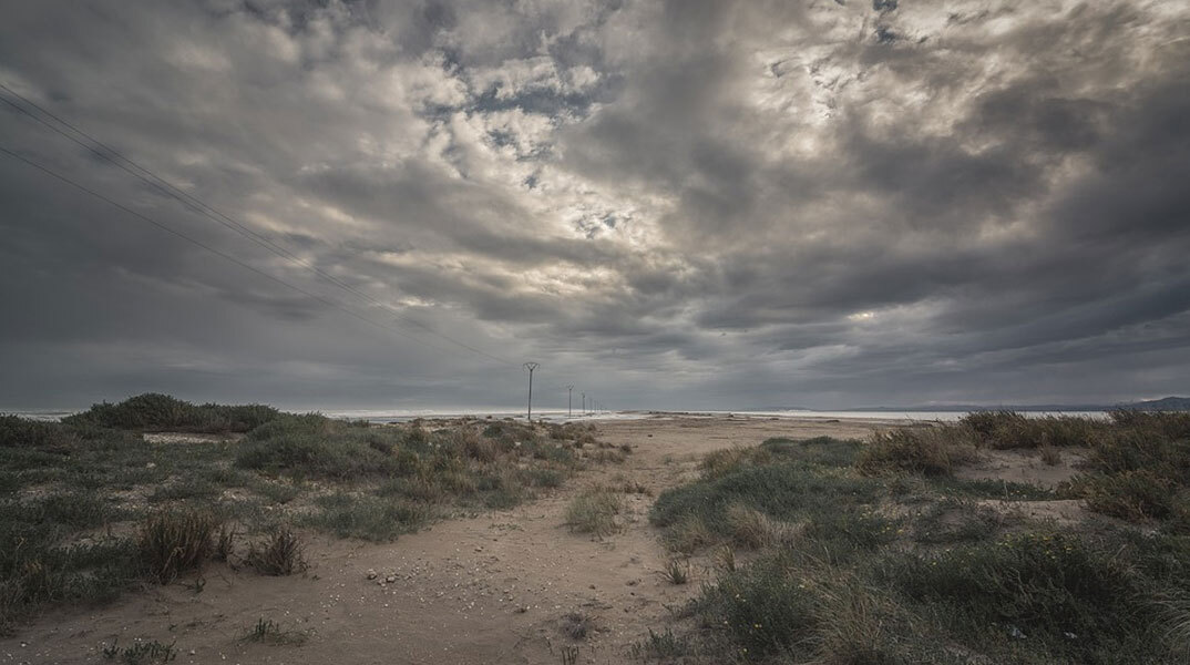 Με νεφώσεις και λιγότερες βροχές ο καιρός σήμερα Δευτέρα (7/11)