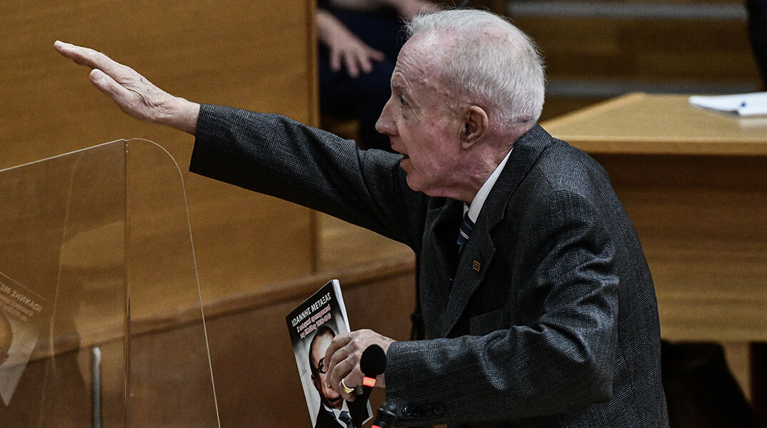 Ο Κωνσταντίνος Πλεύρης χαιρετά ναζιστικά στη δίκη της Χρυσής Αυγής