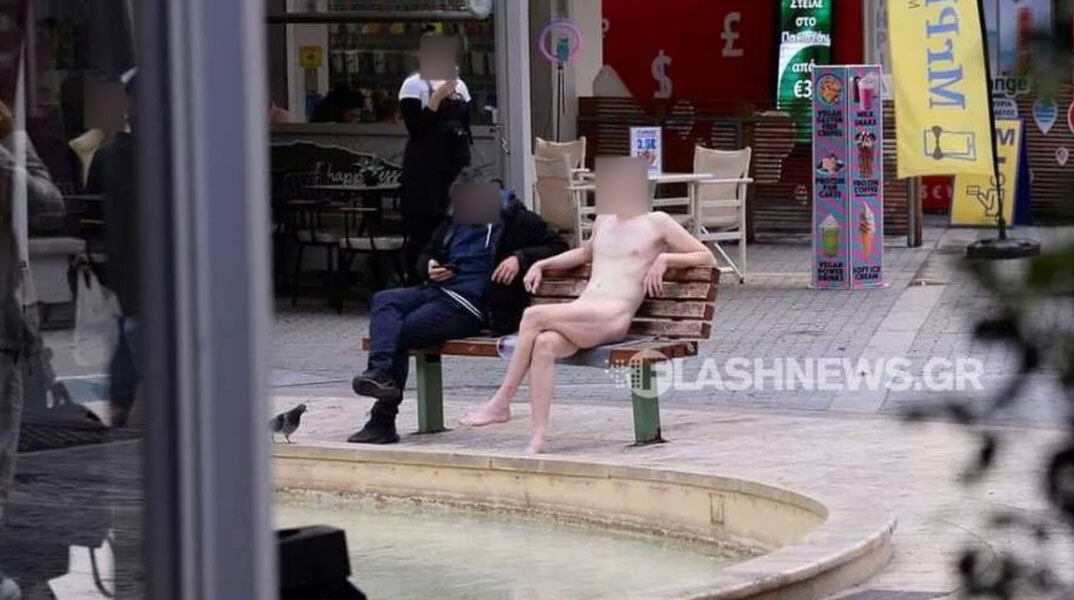 Ο γυμνός άνδρας στην Κρήτη που καθόταν σε παγκάκι στο Ηράκλειο