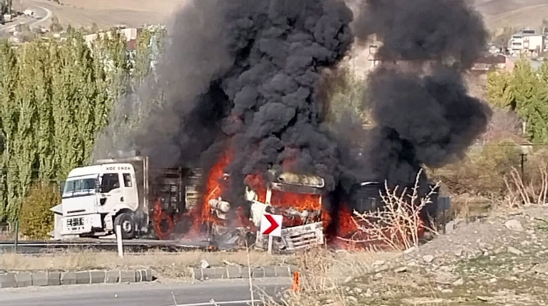 Κόλαση φωτιάς στην Τουρκία μετά το τροχαίο με λεωφορείο και δύο φορτηγά