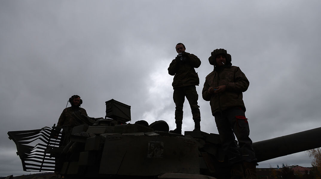 Ουκρανοί στρατιώτες πάνω σε ρωσικό τανκ T-80 στο Ντονέτσκ της Ανατολικής Ουκρανίας