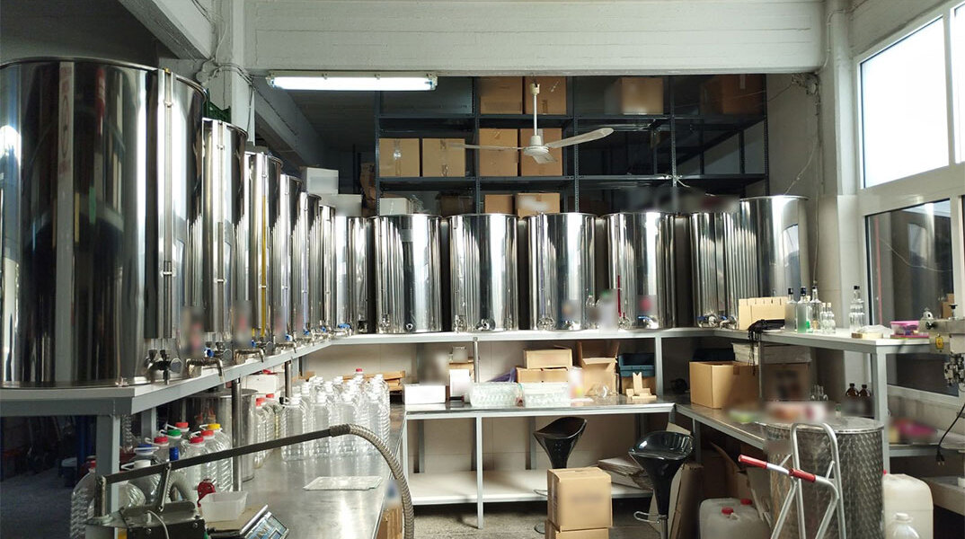 Με αιθυλική αλκοόλη από τη Βουλγαρία τα ποτά «μπόμπες» που παρασκεύαζε το κύκλωμα στην Αττική