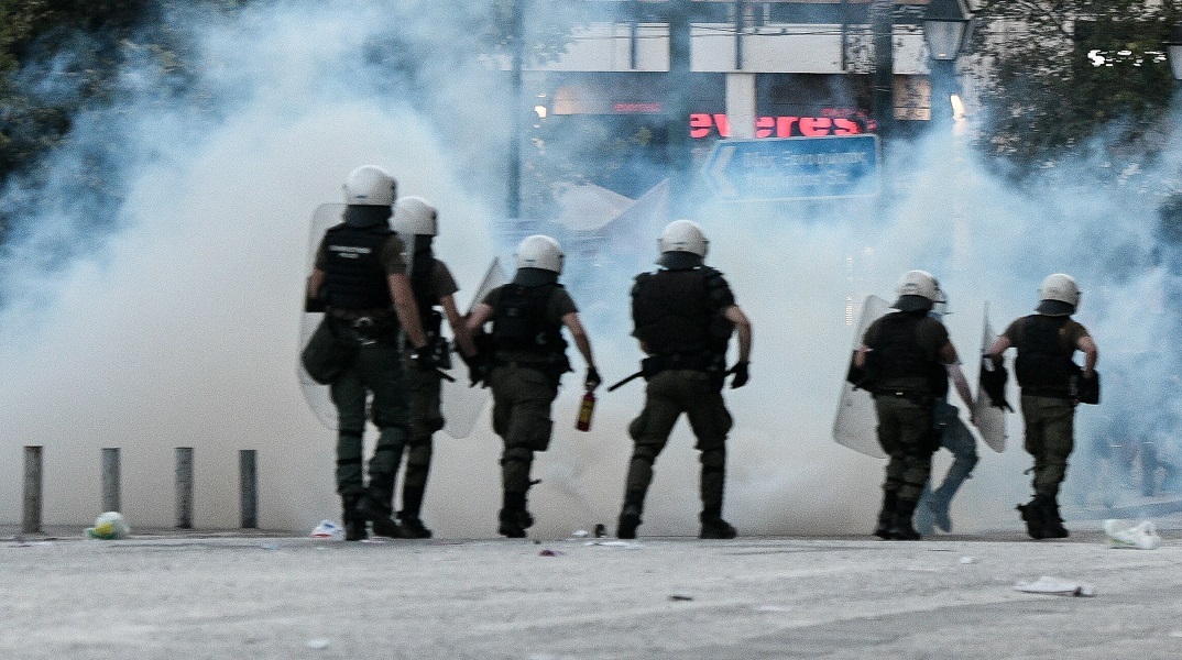 Επεισόδια με μολότοφ και χημικά έξω από τη Βουλή 