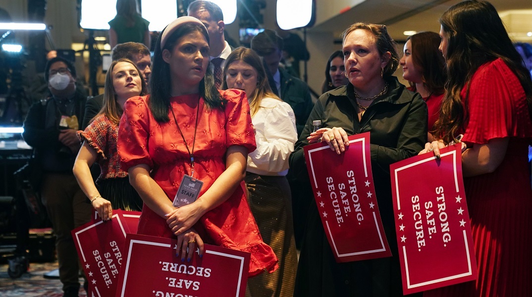 Οι Αμερικανοί στις κάλπες: Το «κύμα» δεν βάφτηκε κόκκινο στις ενδιάμεσες εκλογές