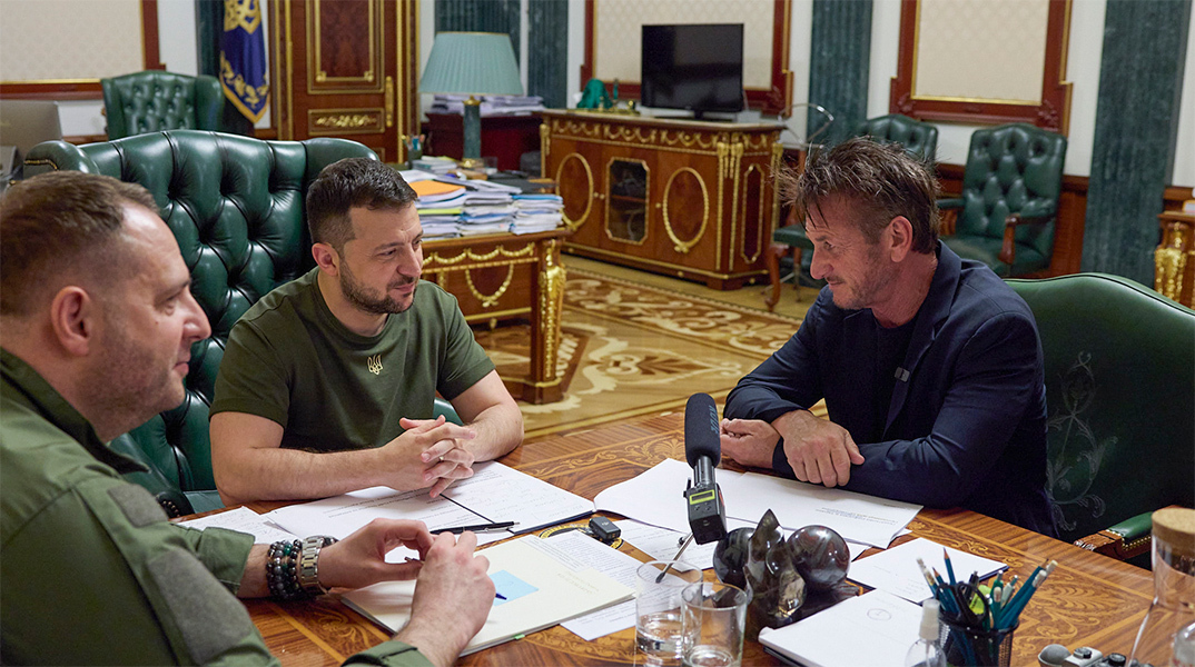 Ο Σον Πεν συναντήθηκε για τρίτη φορά με τον Ζελένσκι στο Κίεβο