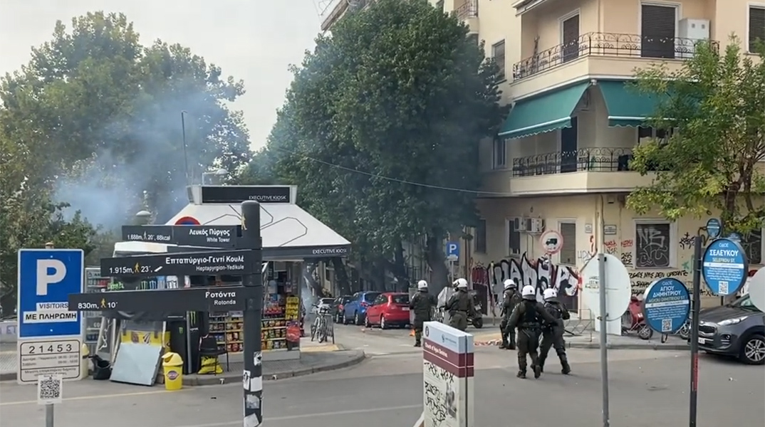 Επεισόδια με μολότοφ και χημικά μετά τις κινητοποιήσεις στη Θεσσαλονίκη