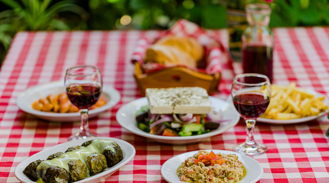 Κισσός, η ταβέρνα που ξυπνά μνήμες από κυριακάτικα οικογενειακά τραπέζια