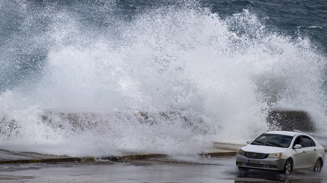Ο αριθμός των νεκρών από τον τυφώνα Νικόλ αυξήθηκε σε τουλάχιστον πέντε - Η ασυνήθιστη για την εποχή τροπική καταιγίδα πλήττει σφοδρά τη Φλόριντα.