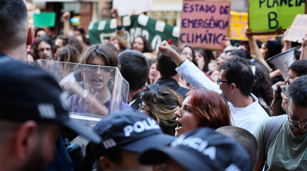 Εκατοντάδες διαδηλωτές για το κλίμα στη Λισαβόνα