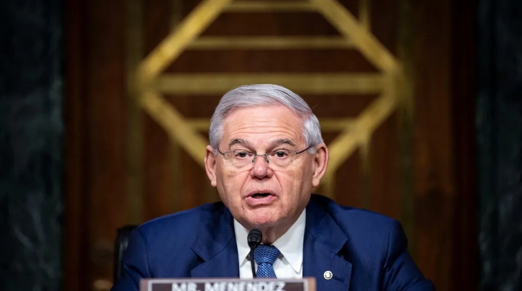 Ο Μενέντεζ παραμένει πρόεδρος της Επιτροπής Διεθνών Σχέσεων της Γερουσίας 