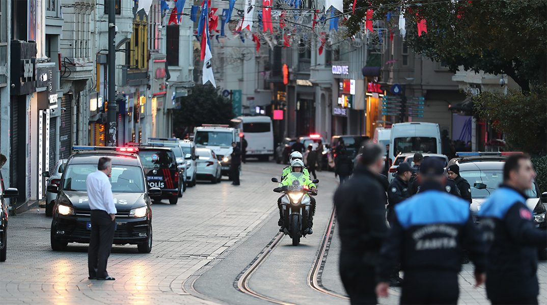 Άνδρες της ασφάλειας στο σημείο όπου σημειώθηκε η έκρηξη στην Κωνσταντινούπολη
