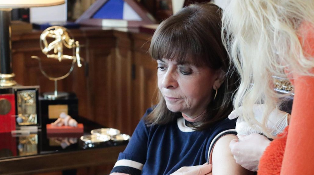 Η Κατερίνα Σακελλαροπούλου εμβολιάζεται για τη γρίπη