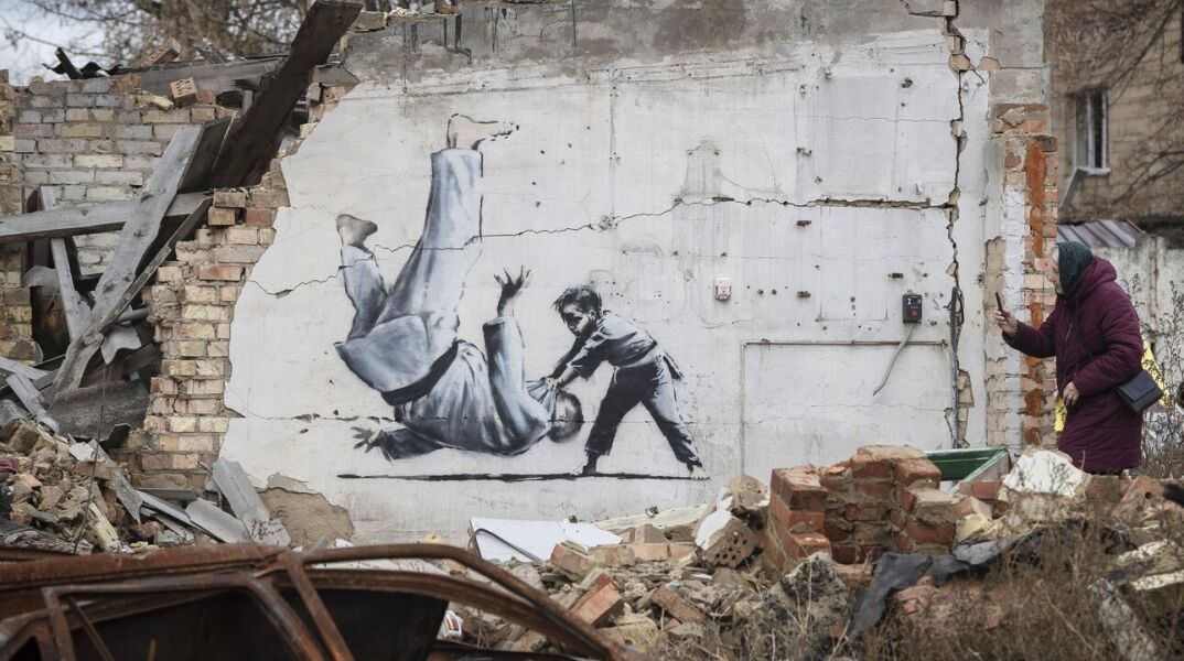 Πόλεμος στην Ουκρανία: Γκράφιτι του Μπάνκσι σε βομβαρδισμένο σπίτι στην Μποροντιάνκα - Δείτε φωτογραφίες