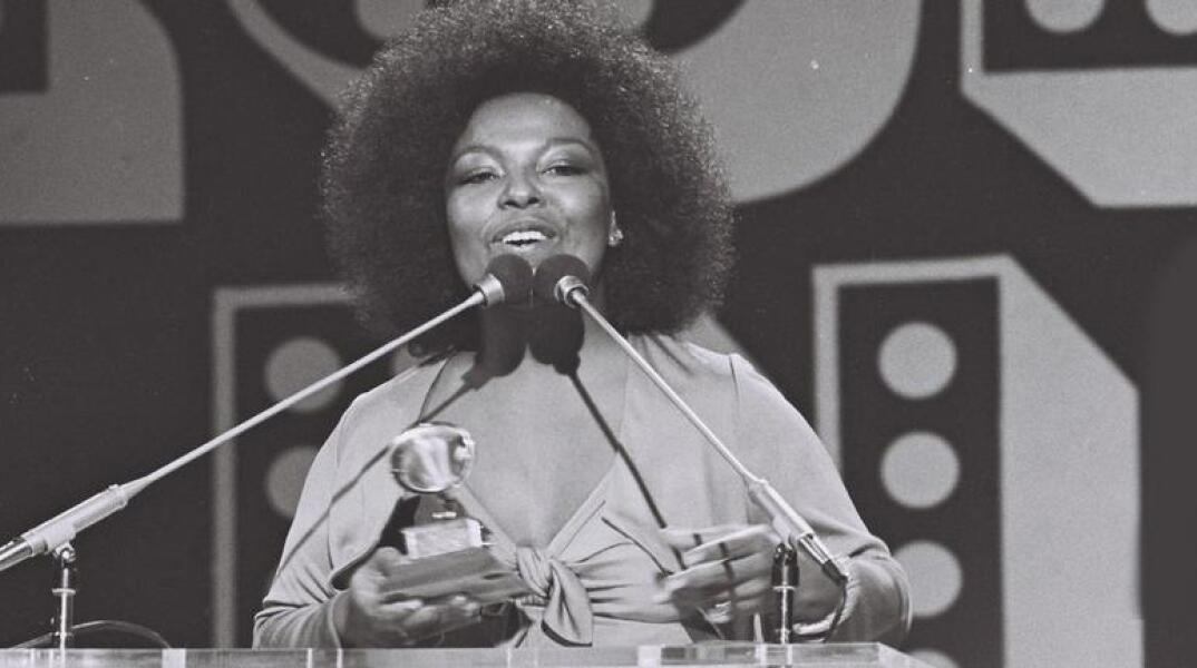 Σταματά το τραγούδι η Ρομπέρτα Φλακ