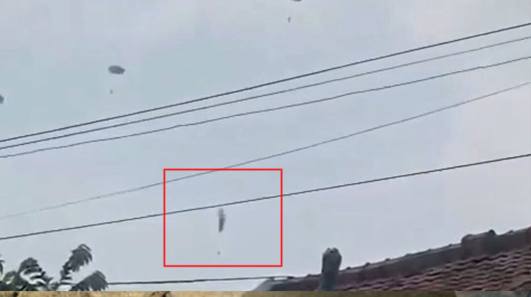 Αλεξιπτωτιστής στην Ινδονησία έπεσε από ύψος 500 μέτρων και επέζησε