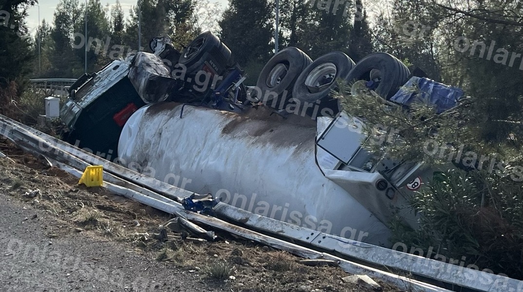 Ανατροπή βυτιοφόρου με εύφλεκτο υλικό έξω από τη Λάρισα