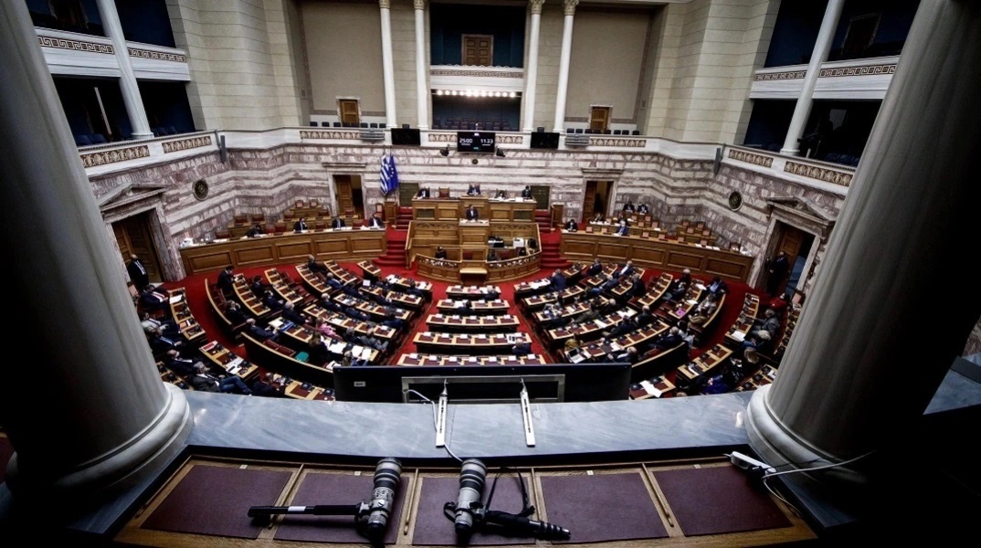 Αυξήσεις σε συντάξεις και νέα ρύθμιση οφειλών - Στη Βουλή το νομοσχέδιο
