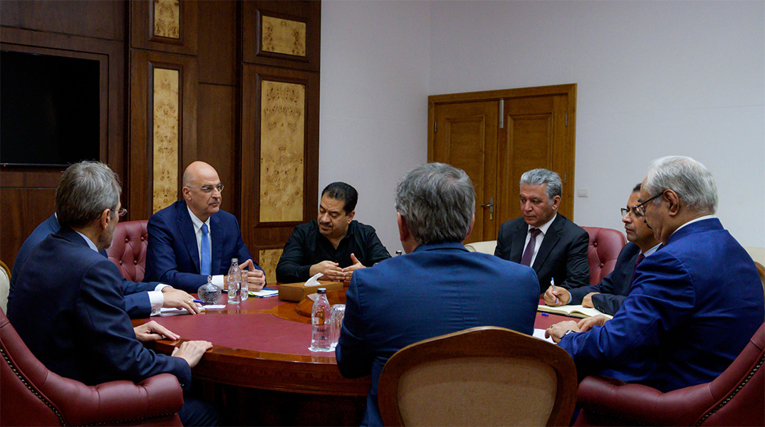 Στιγμιότυπο από τη συνάντηση Δένδια με τον Στρατάρχη Χαφτάρ