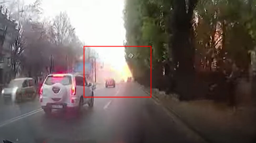 Η στιγμή που ρωσικός πύραυλος καταστρέφει κτίριο στο Ντνίπρο της Ανατολικής Ουκρανίας