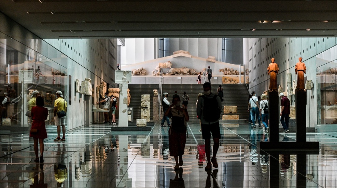 Επισκέπτες στο Μουσείο της Ακρόπολης