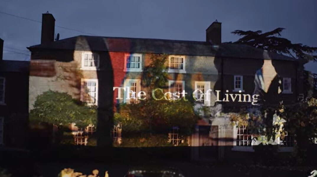 Το βίντεο της Greenpeace για το κόστος ζωής στη Βρετανία στην πρόσοψη του σπιτιού του Ρίσι Σούνακ
