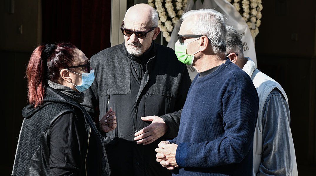 Γιώργος Κιμούλης και Μίρκα Παπακωνσταντίνου στην κηδεία της Μίνας Αδαμάκη στον Βύρωνα