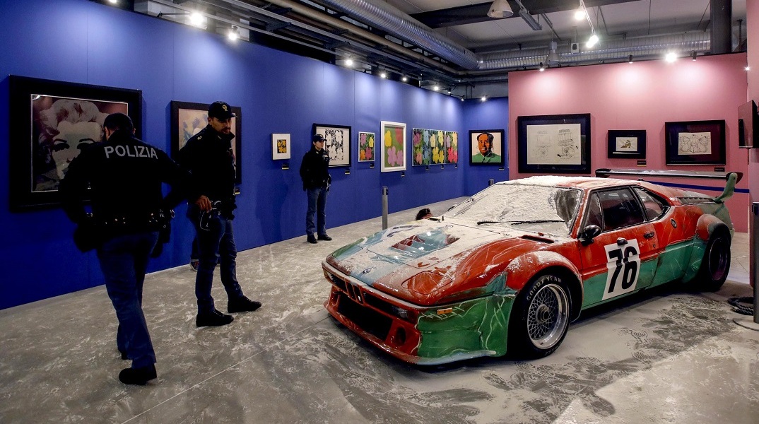 Ακτιβιστές για το κλίμα πέταξαν αλεύρ σε έργο του Άντι Γουόρχολ (βίντεο)