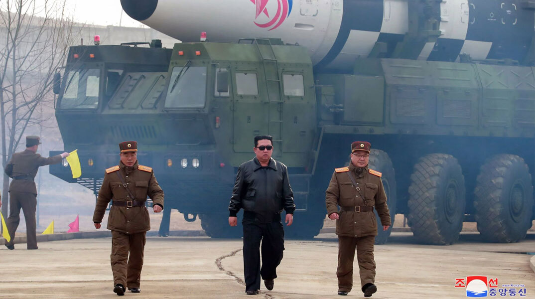 Ο Κιμ Γιονγκ Ουν περπατά μπροστά από βαλλιστικό διηπειρωτικό πύραυλο της Βόρειας Κορέας
