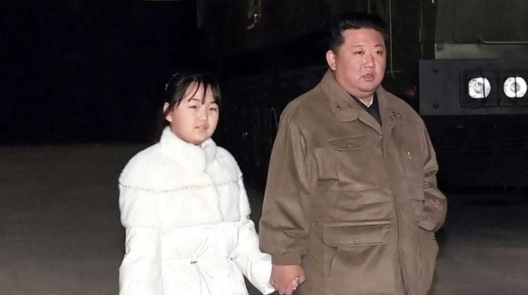 Β. Κορέα: Ο Κιμ παρουσίασε την κόρη του στην εκτόξευση πυραύλου