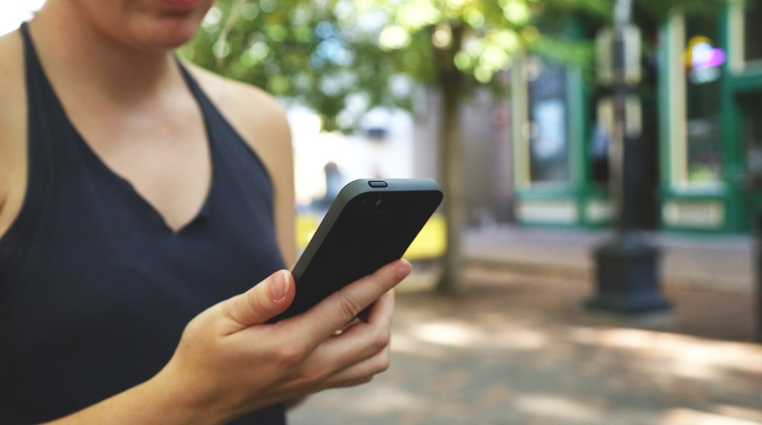 Ένα «κουμπί» στο κινητό μπορεί να σώσει τη ζωή μιας γυναίκας - Πώς θα λειτουργεί το panic button	