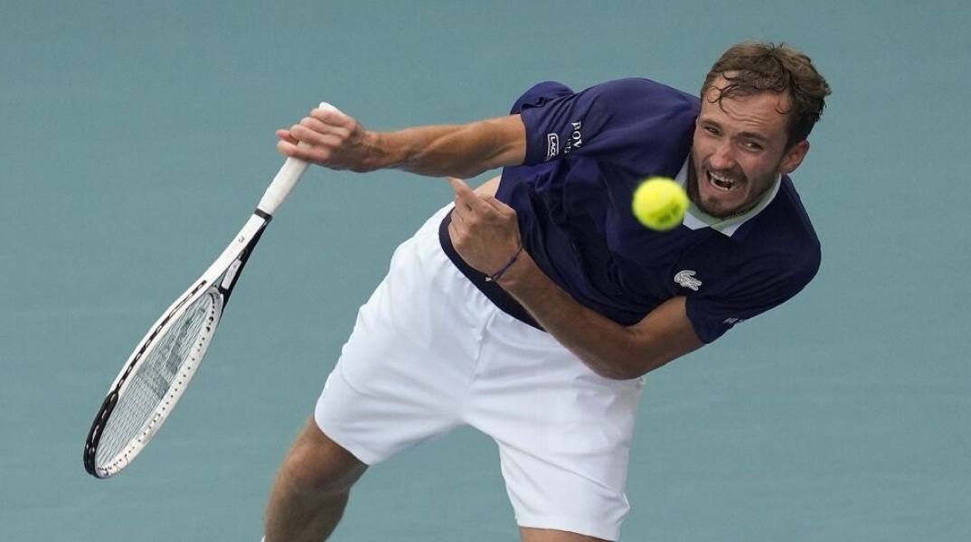 Ο ρώσος τενίστας Ντανιίλ Μεντβέντεφ κορόιδευε τον κόσμο στο Μετς της Γαλλίας κάνοντας τη μαϊμού