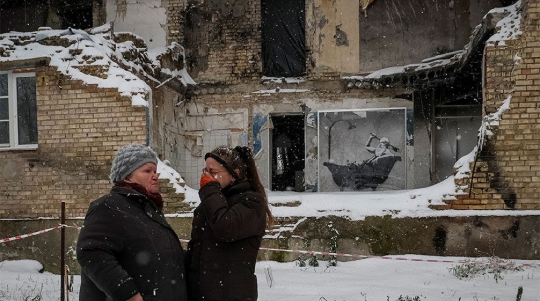 Ουκρανία: Οι κάτοικοι ενός κρύου χωριού απολαμβάνουν το ζεστό μπάνιο της τοιχογραφίας του Μπάνκσι	
