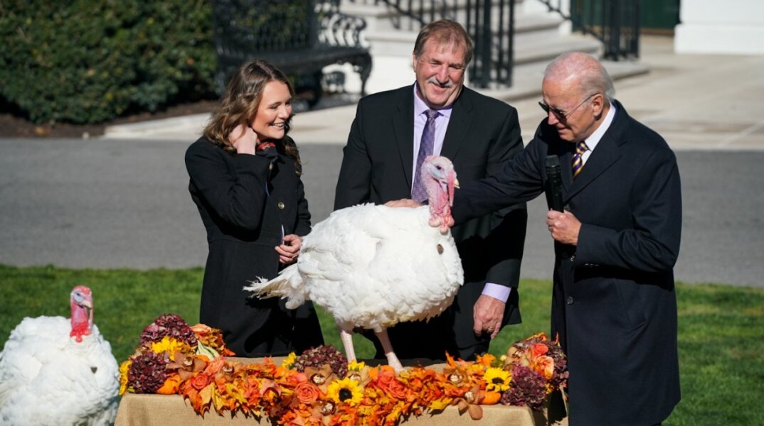 ΗΠΑ: Ο πρόεδρος Μπάιντεν έδωσε χάρη σε δύο γαλοπούλες ενόψει της γιορτής των Ευχαριστιών	