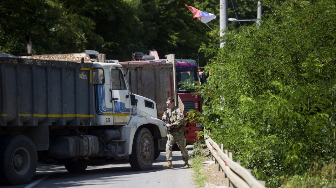 Ένταση στα σύνορα Σερβίας – Κοσόβου: Ο πόλεμος των πινακίδων