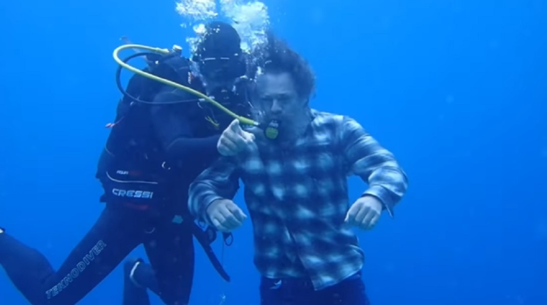 Η σκηνή του Γιάννη Τσορτέκη στο «Maestro» όπου έμεινε κάτω από το νερό πάνω από 40 λεπτά